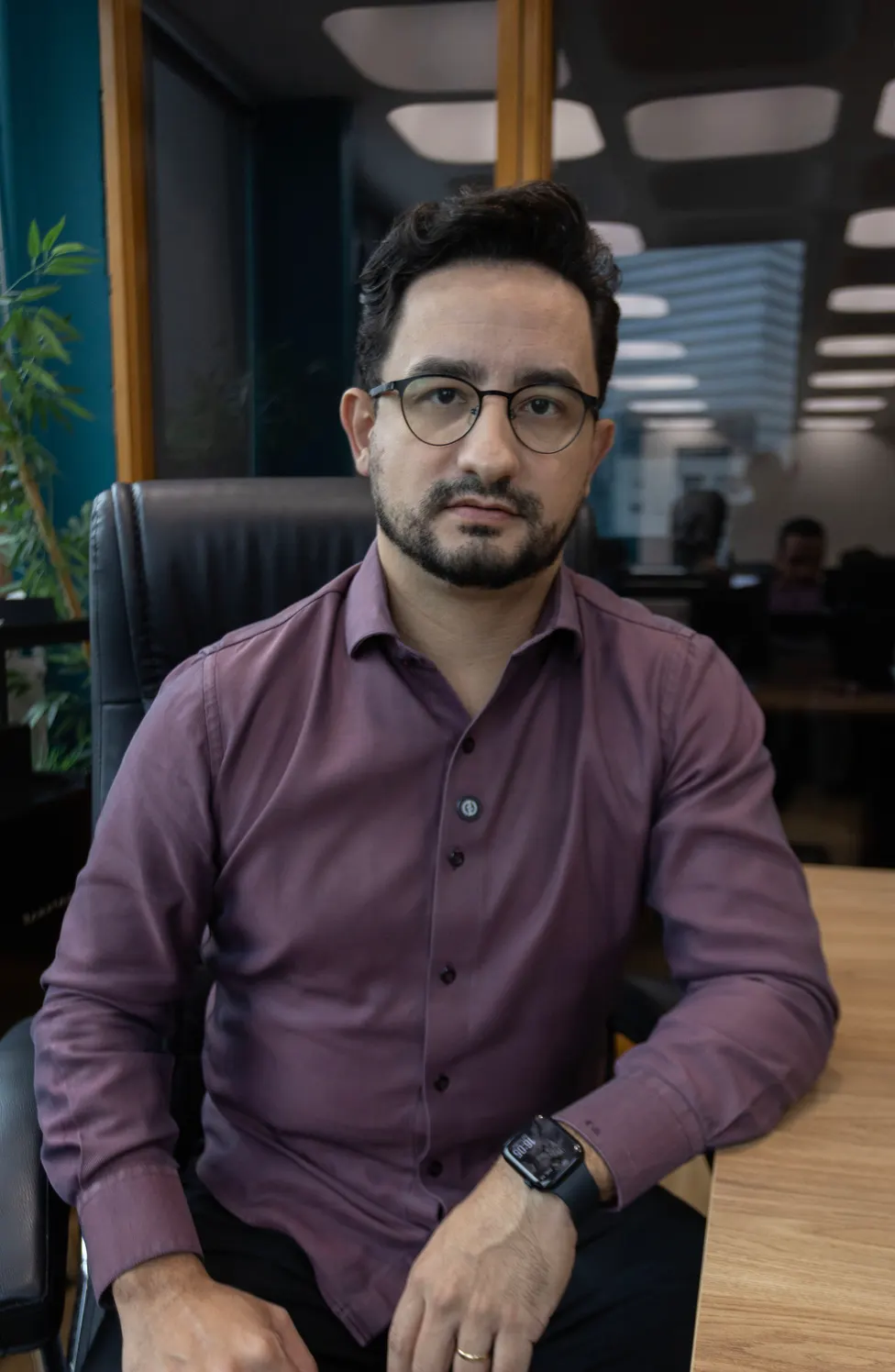 Everton, fundador da iFinance, sentado em uma cadeira de escritório